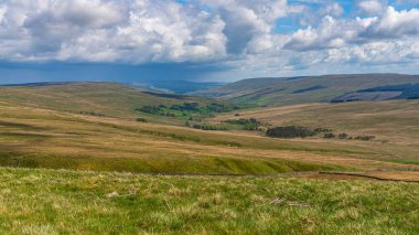 Oughtershaw, North Yorkshire, İngiltere yakınlarındaki Yorkshire Dales 'de bulutlu bir gün.