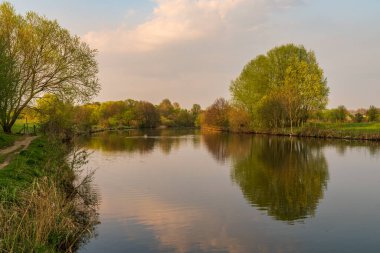 Muelheim an der Ruhr ve Oberhausen, Kuzey Ren-Vestfalya, Almanya arasında Ruhr Nehri kıyısında bir akşam yürüyüşü.