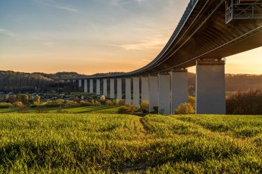 Muelheim an der Ruhr, Kuzey Ren-Vestfalya, Almanya 'daki Mintard' a doğru giden Ruhrtal ve otoyol köprüsünden akşam manzarası