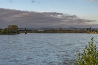 Engers 'ın Urmitz, Rhineland-Palatine, Almanya' daki demiryolu köprüsündeki görüntüsü