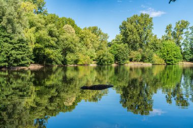 Sterkrade, Oberhausen, Kuzey Ren-Westfalia, Almanya 'daki park göletinin manzarası