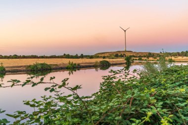 Duisburg, Kuzey Ren-Westfalia, Almanya 'da görülen Ruhr Nehri' nde akşam.