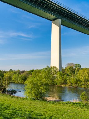 Ruhrtal ve Mintard 'daki otoyol köprüsünün manzarası, Muelheim an der Ruhr, Kuzey Ren-Vestfalya, Almanya
