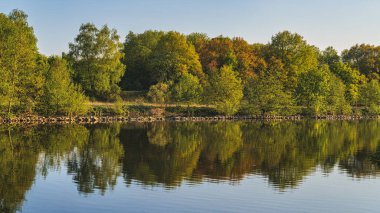 Essen, Kuzey Ren-Vestfalya, Almanya 'da Kettwig ve Werden arasında İlkbahar Ruhr Nehri' nde