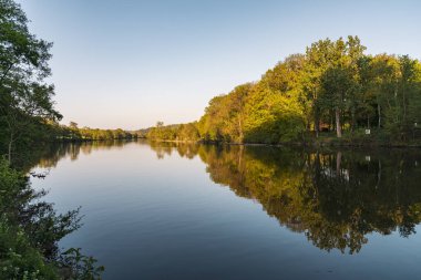 Essen, Kuzey Ren-Vestfalya, Almanya 'da Kettwig ve Werden arasında İlkbahar Ruhr Nehri' nde