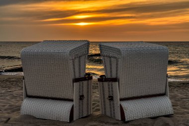 Günbatımına doğru manzaralı plaj sandalyeleri Ahrenshoop, Mecklenburg-Batı Pomerania, Almanya 'da