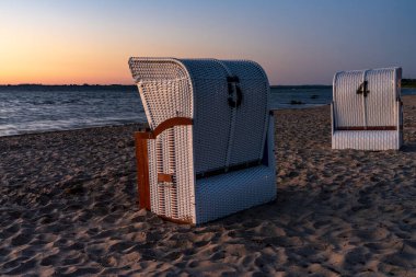 Akşamları Baltık Denizi 'nde, Zierow, Mecklenburg-Batı Pomerania, Almanya' da plaj sandalyeleri ve plajlarla