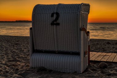 Akşamları Baltık Denizi 'nde, Zierow, Mecklenburg-Batı Pomerania, Almanya' da plaj sandalyeleri ve plajlarla