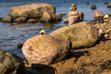 Arka planda su olan bir sahilde Cairns