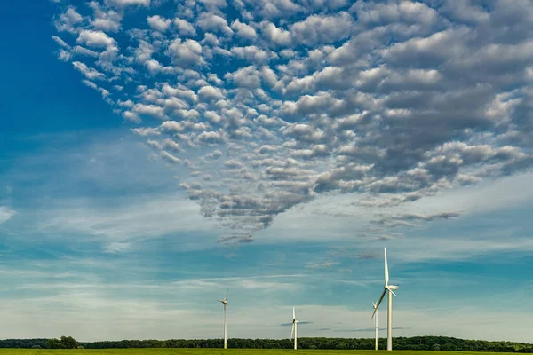 德国梅克伦堡 西波美拉尼亚Neuenhagen附近一块土地上的风力涡轮机 — 图库照片