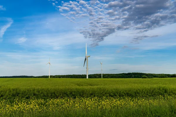德国梅克伦堡 西波美拉尼亚Neuenhagen附近一块土地上的风力涡轮机 — 图库照片