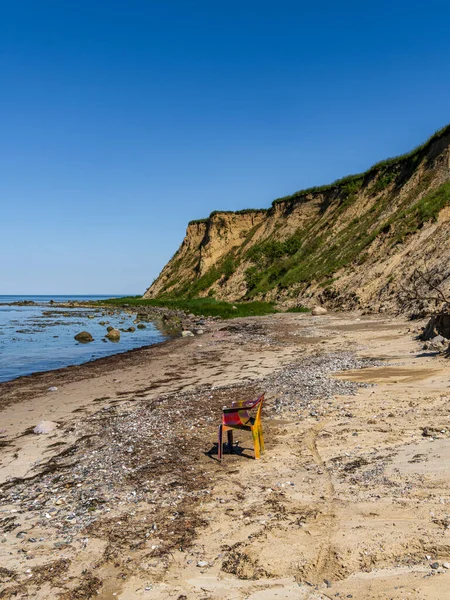 Costa Del Mar Báltico Con Una Silla Plástico Vacía Playa — Foto de Stock