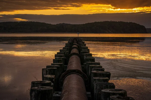 Sonnenuntergang Über Dem Jasmunder Bodden Mit Einer Abwasserleitung Lietzow Mecklenburg — Stockfoto