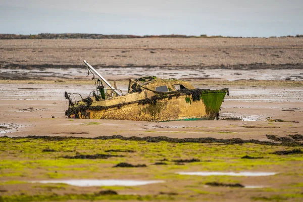 Damaged Boat Mud Walney Channel Seen Road Roa Island Cumbria — Stock Photo, Image