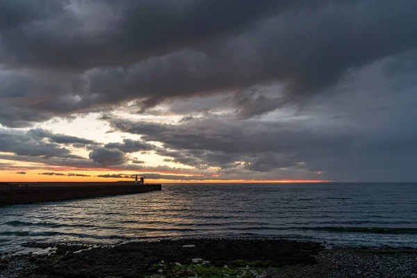 Der North Pier Leuchtturm Mit Dunklen Wolken Nach Sonnenuntergang Whitehaven — Stockfoto