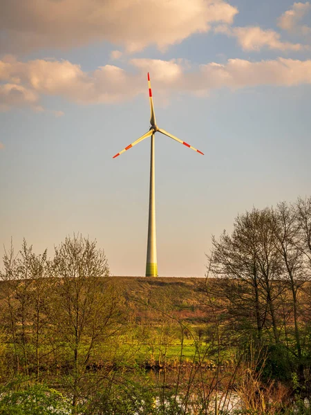 德国北莱茵 威斯特法伦州Muelheim Der Ruhr和Oberhausen之间鲁尔河沿岸一座小山上的风力涡轮机 — 图库照片