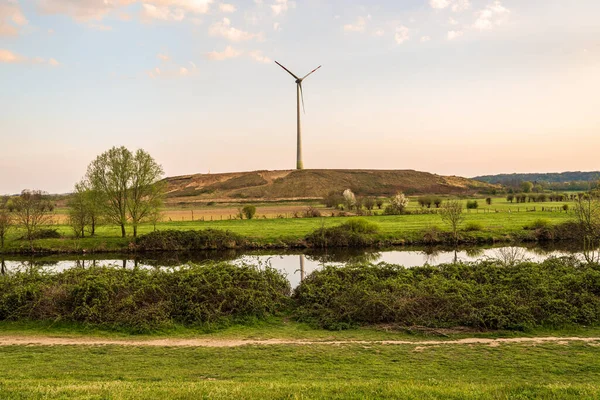 德国北莱茵 威斯特法伦州Muelheim Der Ruhr和Oberhausen之间鲁尔河沿岸一座小山上的风力涡轮机 — 图库照片