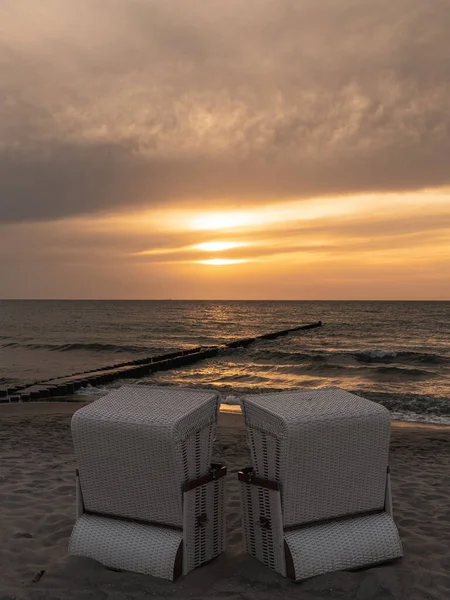 Krzesła Plażowe Widokiem Zachód Słońca Plaży Ahrenshoop Meklemburgia Pomorze Przednie — Zdjęcie stockowe