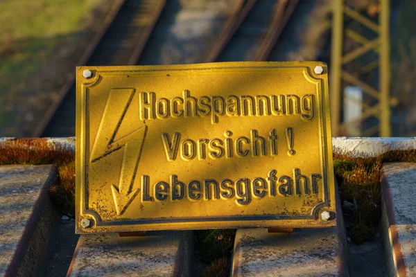 Znamení Vysoké Napětí Nebezpečí Smrti Německy Hochspannung Vosicht Lebensgefahr Kolejnicemi — Stock fotografie