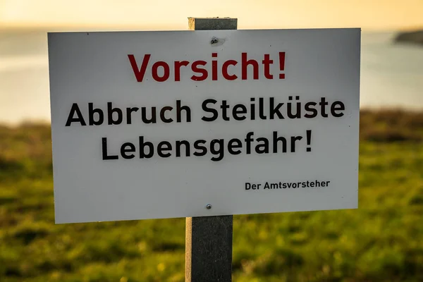 Sign Vorsicht Abbruch Steilkuste Lebensgefahr German Attention Dangerous Cliffs Risk — Stock Photo, Image