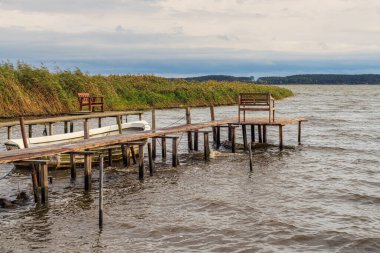 Neeberg, Mecklenburg-Batı Pomerania, Almanya 'da Krumminer Wiek sahiline bağlı bir ahşap iskele.