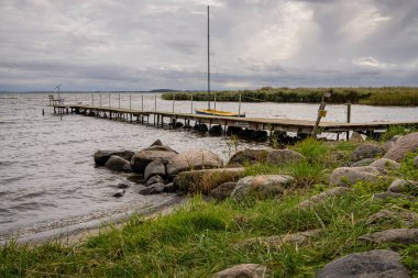 Neeberg, Mecklenburg-Batı Pomerania, Almanya 'da Krumminer Wiek sahiline bağlı bir ahşap iskele.