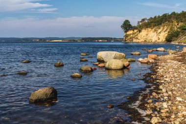 Baltık Denizi kıyıları ve Ruegen Adası yakınlarındaki Reddevitzer Hoeft kayalıkları, Mecklenburg-Batı Pomerania, Almanya