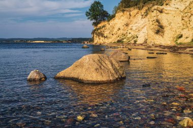 Baltık Denizi kıyıları ve Ruegen Adası yakınlarındaki Reddevitzer Hoeft kayalıkları, Mecklenburg-Batı Pomerania, Almanya
