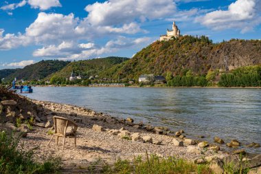 Spay, Rhineland-Palatinate, Almanya - 19 Ağustos 2020: Spay at the River Rhine and the Marksburg Castle in Braubach
