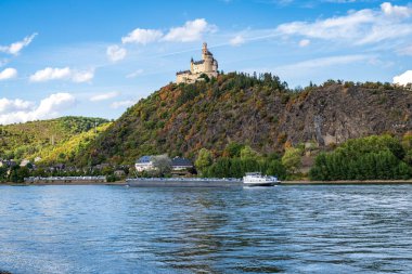Spay, Rhineland-Palatinate, Almanya - 19 Ağustos 2020: Spay at the River Rhine and the Marksburg Castle in Braubach