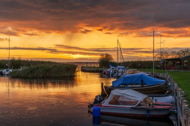 Loddin, Mecklenburg-Batı Pomeranya, Almanya - 06 Ekim 2020: Limanda akşam
