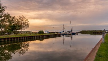 Ueckeritz, Mecklenburg-Batı Pomerania, Almanya - Ekim 05, 2020: Achterwasser limanındaki tekneler