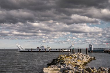 Stahlbrode, Mecklenburg-Batı Pomerania, Almanya - 04 Ekim 2020: Ruegen Adası 'ndan Glewitz' e bir feribot geliyor.