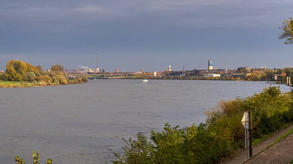 ドイツ ノルトライン ヴェストファーレン州デュイスブルク2019年11月11日 ライン川沿いの船 ライン遊歩道 ワンハイム から見る — ストック写真