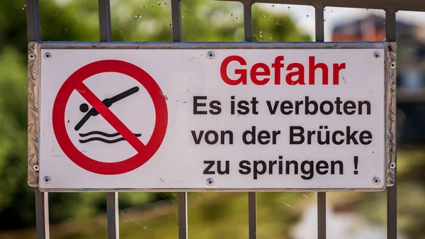 Znamení Gefahr Ist Verboten Von Der Brcke Springen Němčina Pro — Stock fotografie