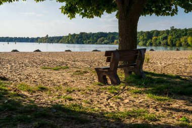 Berlin, Almanya 'da Mueggelsee manzaralı bir bank.