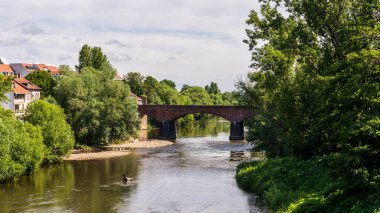 Bad Kreuznach, Rhineland-Palatine, Almanya - 29 Haziran 2021: Nahe Nehri üzerindeki köprüde