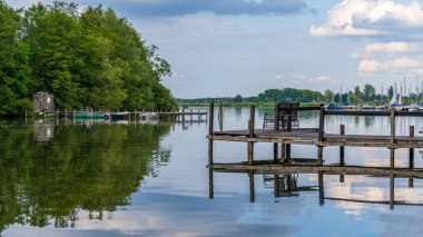 Steinhuder Meer sahilinde iki sandalyeli bir iskele Steinhude, Aşağı Saksonya, Almanya 'da banyo adasında manzaralı