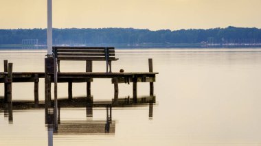 Fluegelhorst, Aşağı Saksonya, Almanya 'da Steinhuder Meer sahilinde bir bankta.