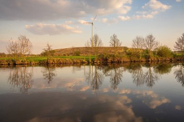 Muelheim an der Ruhr ve Oberhausen, Kuzey Ren-Vestfalya, Almanya arasında Ruhr Nehri kıyısına yakın bir rüzgar türbini.