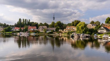 Berlin-Wannsee, Almanya - 07 Eylül 2021: Stoelpchensee yakınlarındaki evler