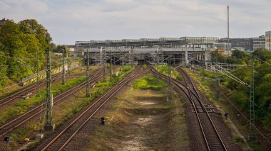 Berlin-Schoeneberg, Almanya - 06 Eylül 2021: Arka planda Suedkreuz istasyonu bulunan şehir demiryolu manzarası