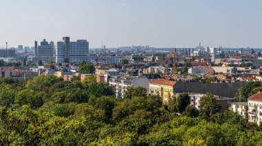 Berlin-Gesundbrunnen, Almanya - 08 Eylül 2021: Berlin üzerindeki Humboldhain parkından görüş