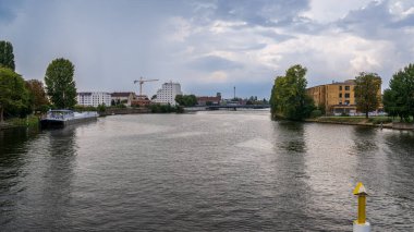 Berlin-Oberschoeneweide, Almanya - 10 Eylül 2021: Kaisersteg köprüsünden Spree Nehri 'ne bakın