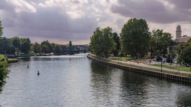 Berlin-Spandau, Almanya - 11 Eylül 2021: Arka planda Charlottenbruecke ile Havel Nehri üzerindeki Juliusturmbruecke manzarası