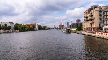 Berlin-Kreuzberg, Almanya - 12 Eylül 2021: Spree Nehri 'ndeki Oberbaumbruecke' den kuzeye, şehir merkezine doğru bakıyor