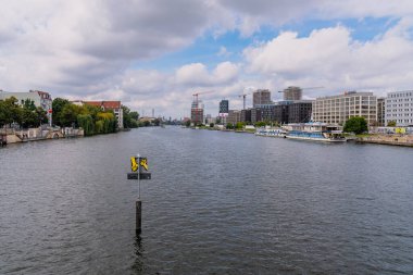 Berlin-Kreuzberg, Almanya - 12 Eylül 2021: Spree Nehri 'ndeki Oberbaumbruecke' den kuzeye, şehir merkezine doğru bakıyor