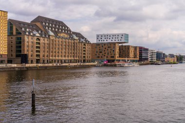 Berlin-Kreuzberg, Almanya - 12 Eylül 2021: Spree Nehri 'nden güneye, Treptow' a bakan Oberbaumbruecke manzarası