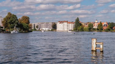 Berlin-Koepenick, Almanya - 14 Eylül 2021: Spree Nehri ve nehir kenarındaki evler