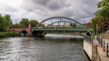 Berlin-Hansaviertel, Almanya - 16 Eylül 2021: Lessingbruecke ve Spree Nehri